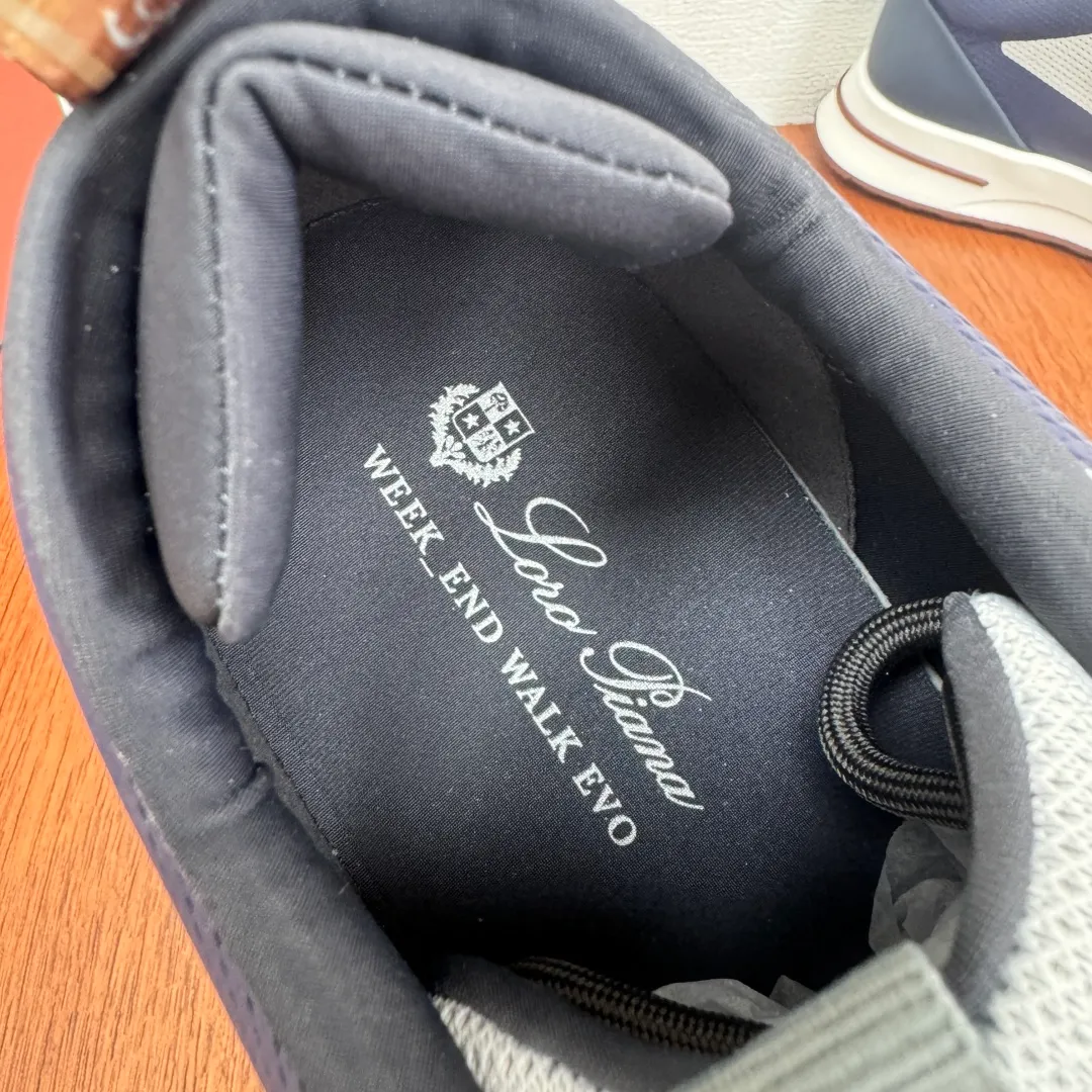 Batch 760 Loro Piana mesh cowhide stitching casual sports men's shoes LP jogging shoes OEM original soles feel free to enter the counter! This casual shoe is knitted from Wind fiber, giving it a unique three-dimensional effect. The unique silhouette narrows slightly at the midsection and is embellished with nappa leather details. The lightweight rubber sole and studs on the edge enhance traction and stability, and functional details full of modern aesthetics add a sporty style to the shoe. The upper uses a hot-melt edge-sealing process. The lightweight technical material of the Kummel-colored rubber outsole is inlaid with cushioning pads on the inside of the sole to distribute the weight more evenly and reduce the load during walking. The leather eyelets are directly set on the upper fixed to the sole to ensure stability. The rear is equipped with cushioning pads to improve wearing comfort. The full package of the counter comes with a shoelace insole. Multiple colors available! Fabric: 100% nylon Decoration: 100% cow leather Accessories: 100% polyurethane Size: 39-40-41-42-43-44 Standard leather shoe size (38/45 can be customized and returns and exchanges are not supported) Item number: FAM1718 white blue
